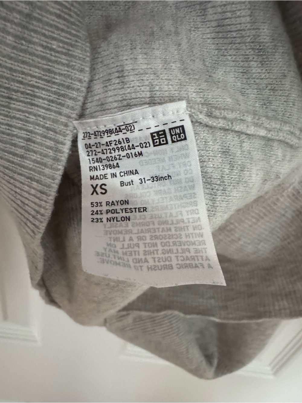 Women’s Uniqlo Size XS Light Gray V-Neck Sweater - Picture 4 of 4